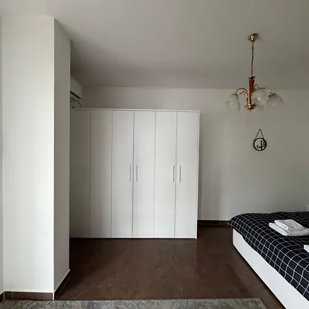 Dennys At Blloku Appartement Tirana