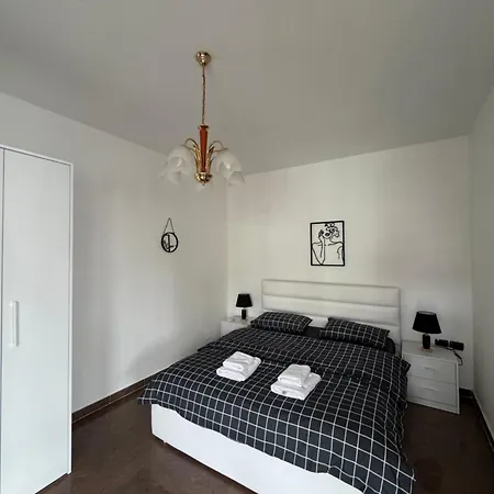 Dennys At Blloku Lägenhet Tirana