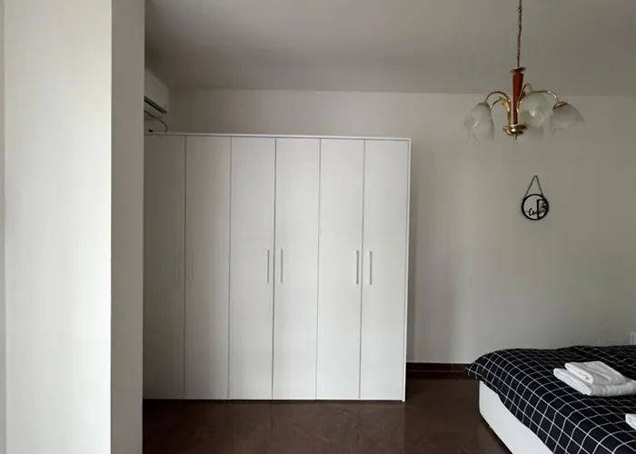 Dennys At Blloku Apartment Tirana